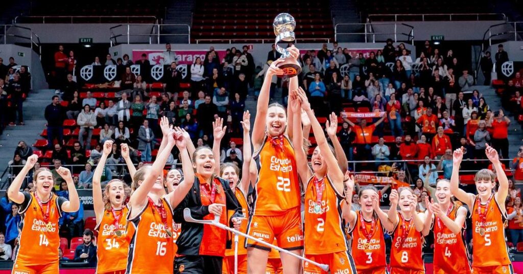jugadoras del valencia basket celebrando el título de la Mini Copa Endesa Femenina