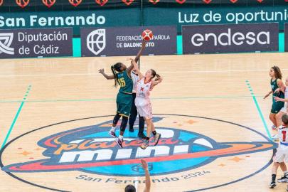Jugadoras disputando un partido del Planeta Mini de baloncesto entre selecciones autonómicas