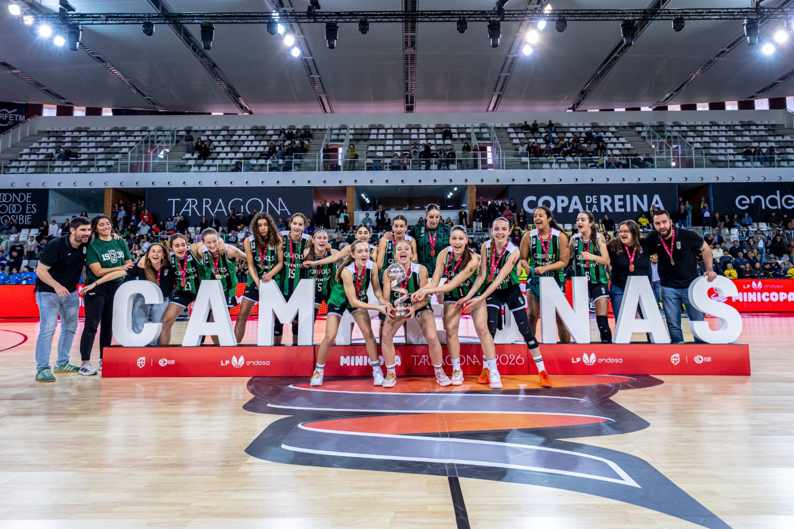 Jugadoras del Joventut Badalona levantando el trofeo de la MiniCopa 2026