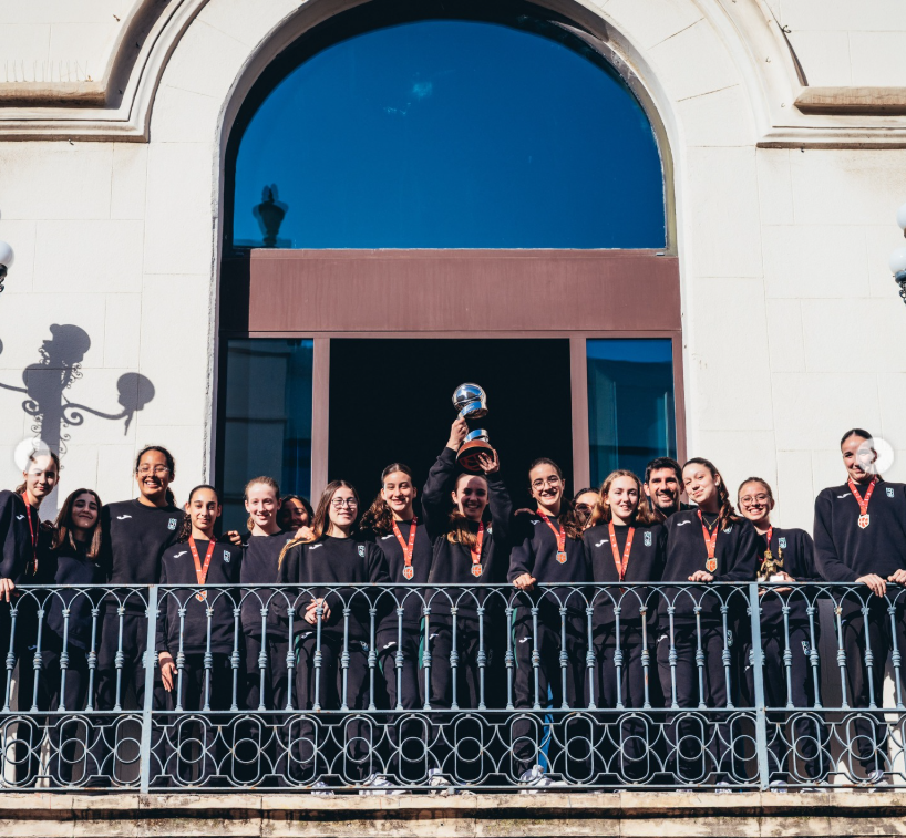 Jugadoras del Joventut Badalona celebrando en el Ayuntamiento el título de la MiniCopa LF Endesa 2026